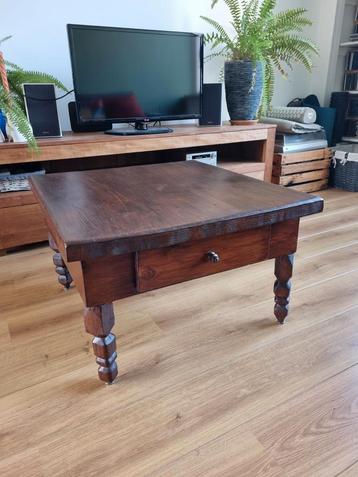 Houten salontafel met lade, 70x75cm beschikbaar voor biedingen