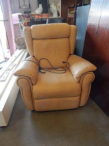 Geel lederen reaxfauteuil elektrisch beschikbaar voor biedingen