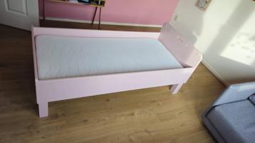 Peuter/ kleuter bed / ledikant roze. Incl. matras en dekbed beschikbaar voor biedingen