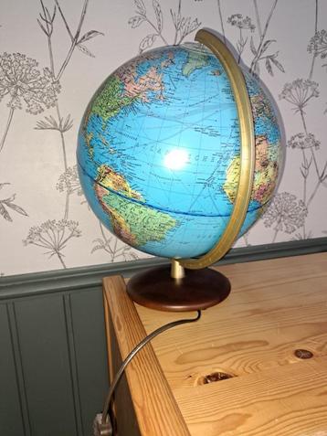 globe met verlichting.  25 euro beschikbaar voor biedingen