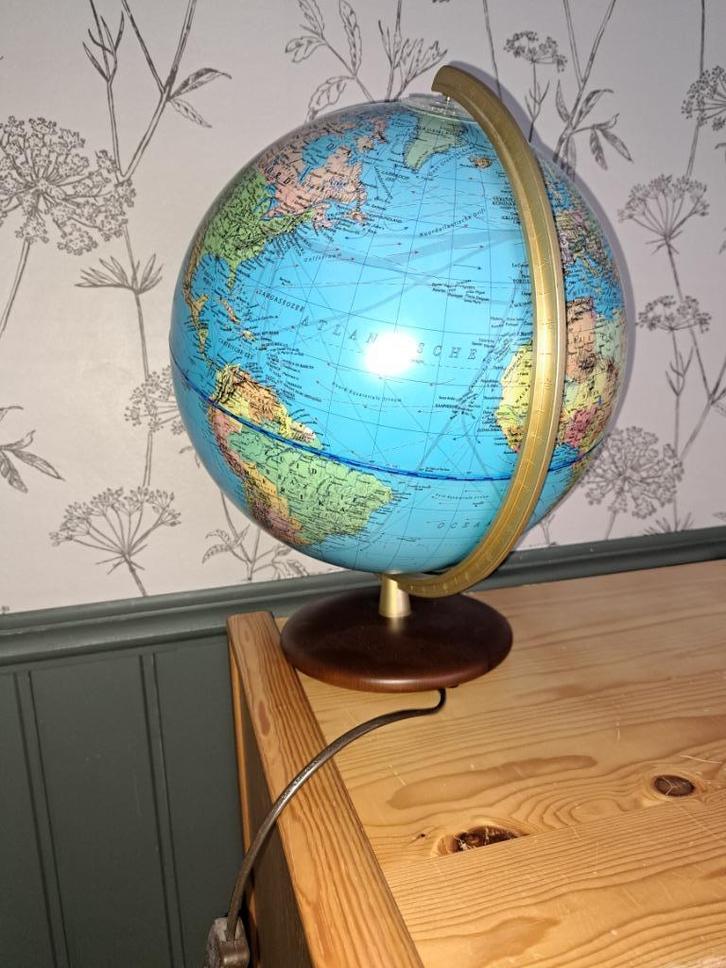 globe met verlichting.  25 euro, Huis en Inrichting, Woonaccessoires | Wereldbollen, Zo goed als nieuw, Verlicht, Ophalen of Verzenden