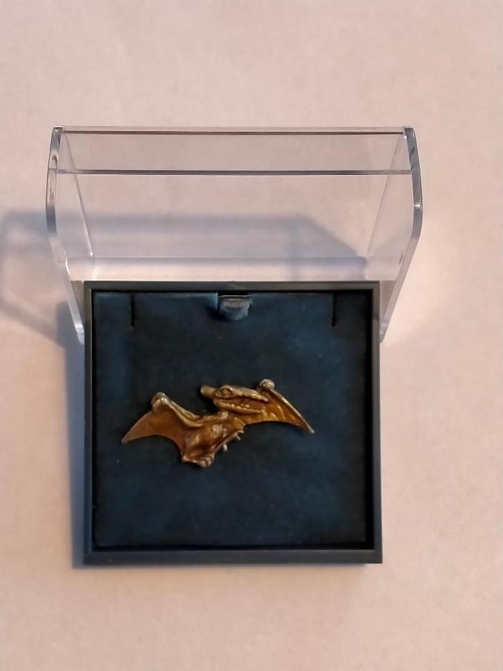 Pteranodon Dino Dinosaurus pin goudkleurig, Verzamelen, Speldjes, Pins en Buttons, Zo goed als nieuw, Ophalen of Verzenden