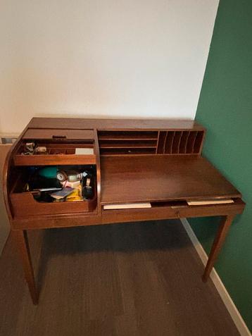 Leuk antiek bureau beschikbaar voor biedingen