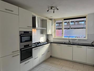 Complete Hoekkeuken + Apparatuur AEG/Siemens + GEDEMONTEERD  beschikbaar voor biedingen