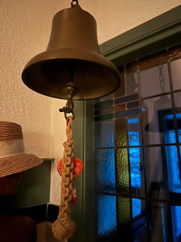 Antieke Bronzen Bel beschikbaar voor biedingen