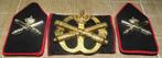 Baret embleem en kraagstukken Artillerie,, Ophalen of Verzenden, Landmacht, Nederland, Embleem of Badge