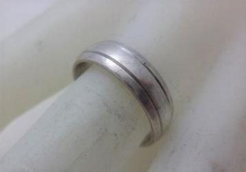 Brede vintage zilveren ring met 2 gleuven. (7199) beschikbaar voor biedingen