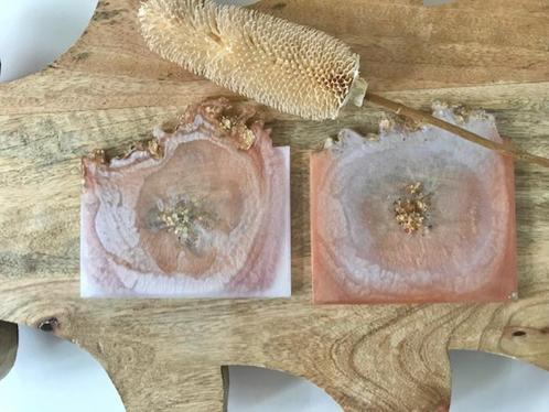 Prachtige vierkante onderzetter setje beige/goud Epoxy Art, Huis en Inrichting, Woonaccessoires | Onderzetters, Nieuw, Glas of Kopje