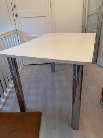 Mooie tafel: wit met houtnerf en RVS poten beschikbaar voor biedingen