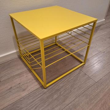 Gele metalen bijzettafel 40x40x37 cm. beschikbaar voor biedingen