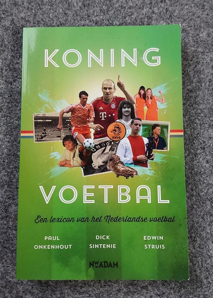 Dick Sintenie - Koning voetbal, Boeken, Sportboeken, Zo goed als nieuw, Balsport, Ophalen of Verzenden