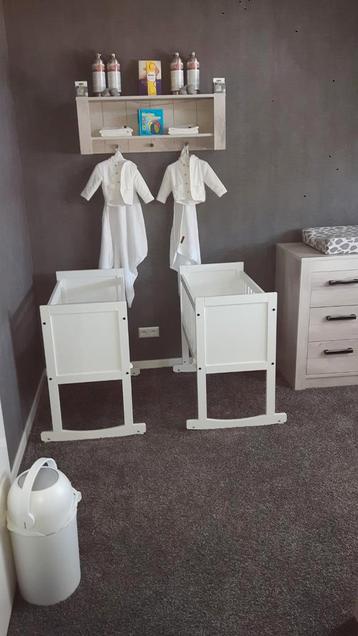 2 Witte Wiegjes/Bedjes + Matrassen beschikbaar voor biedingen