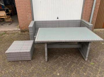 Grote loungeset (bank, tafel, hocker)