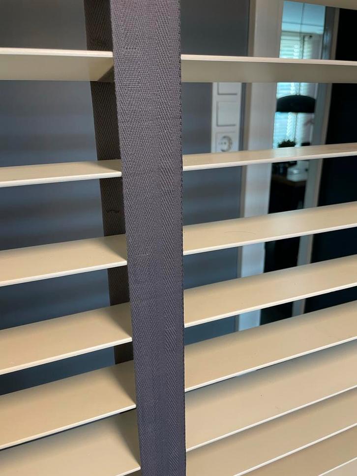 Decohome witte houten jaloezieën met grijze ladderband, Huis en Inrichting, Stoffering | Gordijnen en Lamellen, Gebruikt, 150 tot 200 cm