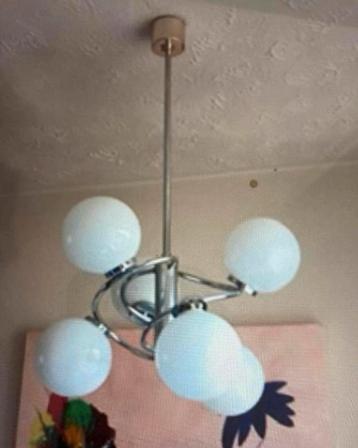 Vintage luster met 6 glazen bollen beschikbaar voor biedingen