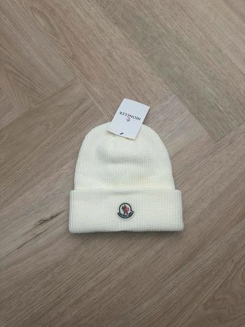 Moncler muts wit beschikbaar voor biedingen