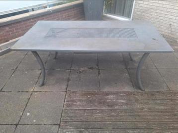 Stevige robuuste tuintafel beschikbaar voor biedingen