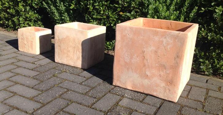Mooie hard gebakken terracotta pot kubi old finsch., Tuin en Terras, Bloempotten, Nieuw, Terracotta, Binnen, Balkon, Tuin, 40 tot 70 cm