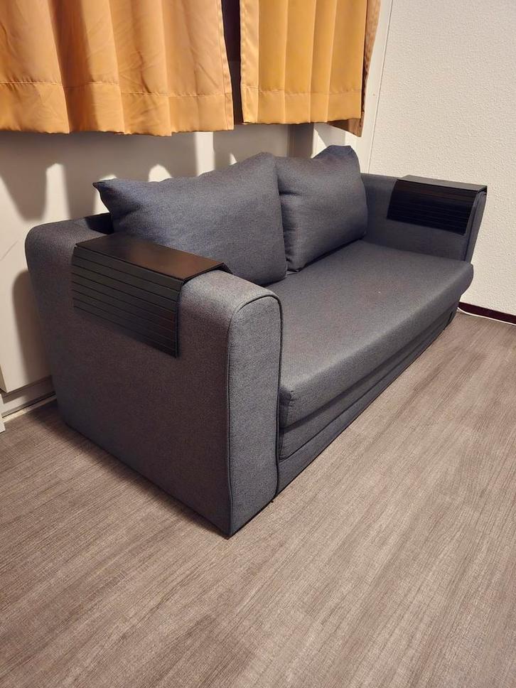 Moderne grijze 2-zits bank - bijna nieuw!, Huis en Inrichting, Banken | Sofa's en Chaises Longues, Zo goed als nieuw, Tweepersoons