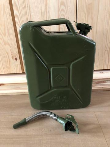 benzine jerrycan staal 20 liter met schenktuit beschikbaar voor biedingen