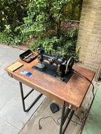 Pfaff 130 naaimachine, met dubbele naald en opzetstukken., Antiek en Kunst, Antiek | Naaimachines, Ophalen