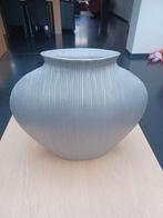 Zilveren kleurige decoratieve vaas ., Huis en Inrichting, Ophalen, Overige kleuren, Overige materialen, Minder dan 50 cm