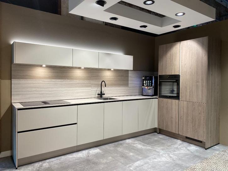 Greeploze design keuken in zandtinten met houtlook, Huis en Inrichting, Keuken | Complete keukens, Zo goed als nieuw, Hoekkeuken