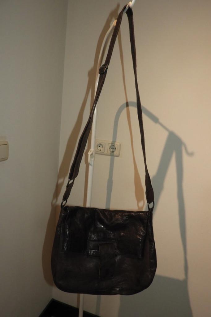 Fred de la Bretoniere leren schouder tas bruin merk inslag, Sieraden, Tassen en Uiterlijk, Tassen | Damestassen, Gebruikt, Schoudertasje