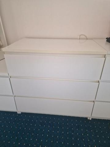 Witte ladenkast breed 82, 77 hoog. 30 euro op te halen.