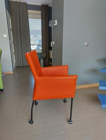 Mooie leren (eetkamer)stoel op wieltjes zo goed als nieuw ! beschikbaar voor biedingen