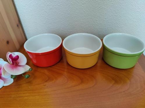 Drie ovenbakjes in rood, groen en geel, Huis en Inrichting, Keuken | Servies, Nieuw, Schaal of Schalen, Overige stijlen, Aardewerk