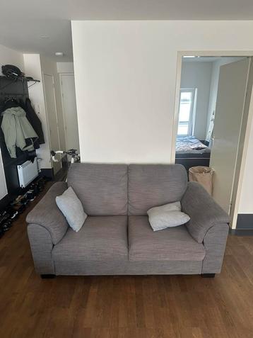 Comfortabele grijze bank voor 3 personen 