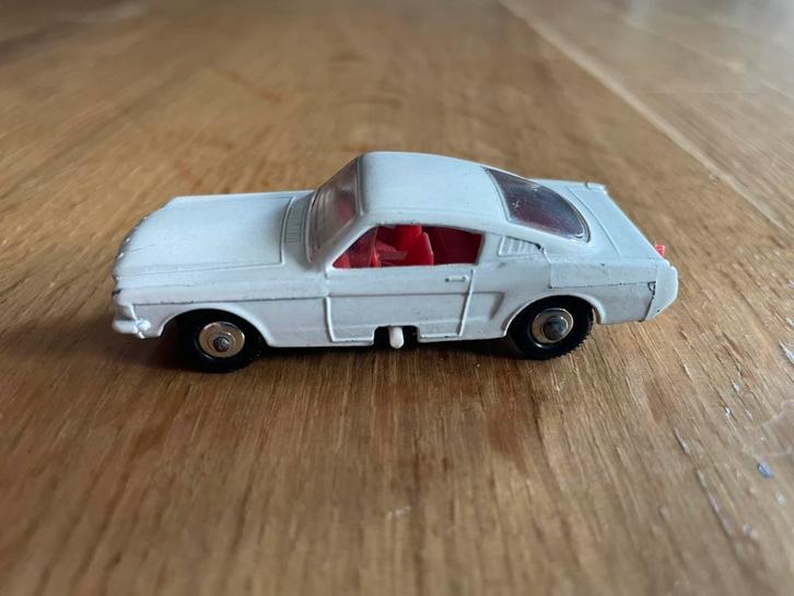 1966 Matchbox Series No.8 Ford Mustang met stuurinrichting, Hobby en Vrije tijd, Modelauto's | Overige schalen, Zo goed als nieuw