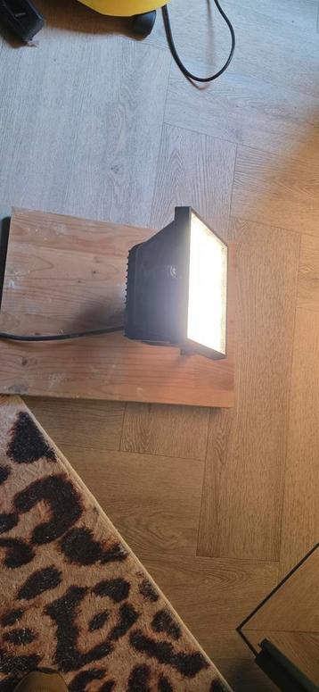 Bouwlamp op plank gemonteerd beschikbaar voor biedingen