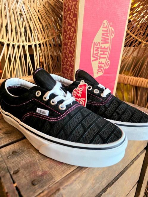 YV5931: Brand New Vans Emboss Slip on Shoes Schoenen, Kleding | Dames, Schoenen, Nieuw, Sneakers of Gympen, Zwart, Ophalen of Verzenden