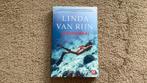 Linda van Rijn - Bloedkoraal. Paperback, 21x14 cm., Ophalen of Verzenden, Zo goed als nieuw, Linda van Rijn