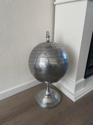 Grote zilverkleurige Globe/ wereldbol 60 cm hoog beschikbaar voor biedingen