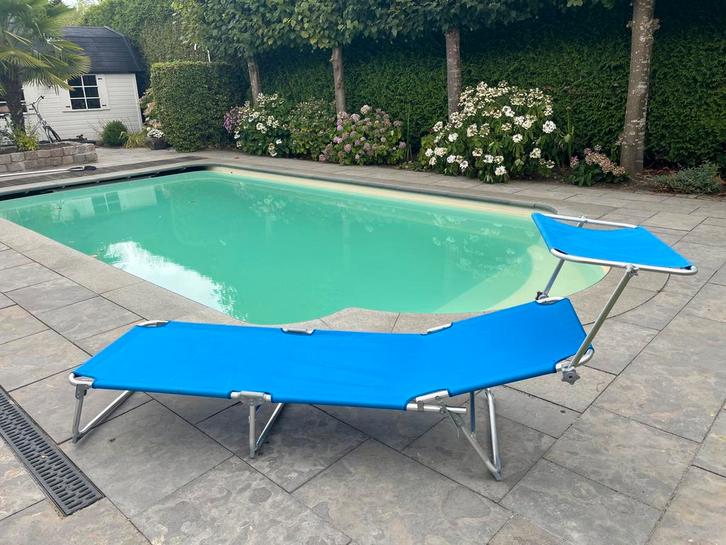 Twee blauwe ligstoelen met zonneluifel, Tuin en Terras, Tuinsets en Loungesets, Zo goed als nieuw, 2 zitplaatsen, Ophalen
