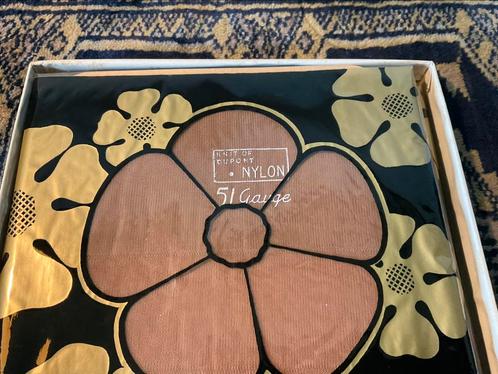 2 paar vintage DuPont nylons met naad maat 8 1/2 uit 1940, Kleding | Dames, Leggings, Maillots en Panty's, Zo goed als nieuw, Panty