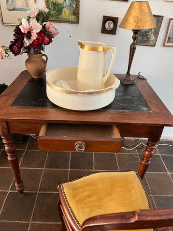 Antieke schrijftafel met lade beschikbaar voor biedingen