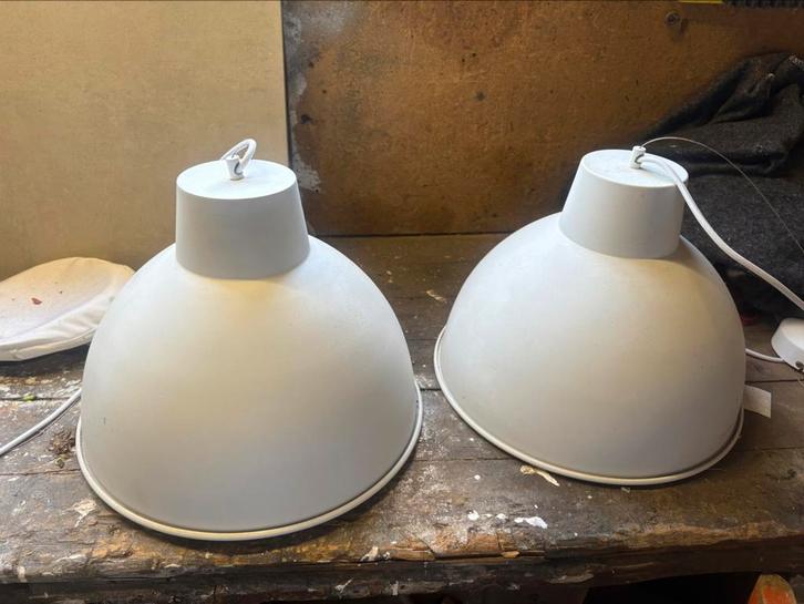 2 industriële hanglampen – wit metaal, Huis en Inrichting, Lampen | Lampenkappen, Zo goed als nieuw, 25 tot 50 cm, Rond, Wit, Ophalen