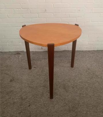 Tafel vintage ronde pastoe berkenhouten bijzettafel jaren 60 beschikbaar voor biedingen