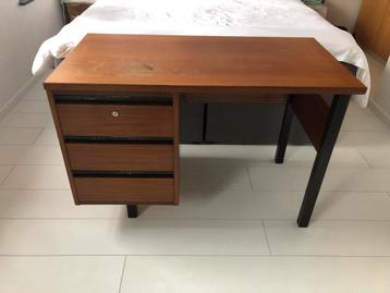 Vintage bureau beschikbaar voor biedingen
