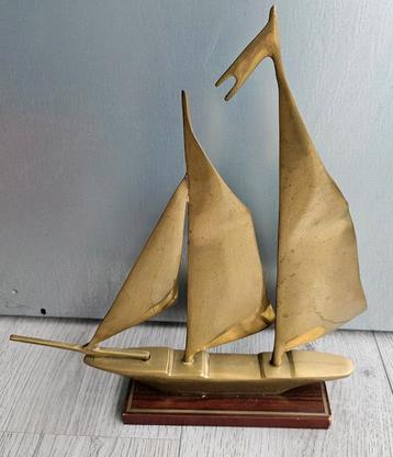 Vintage decoratief ornament messing zeilboot  beschikbaar voor biedingen