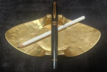 Exclusieve, zware goud bronzen Bureau accessoire, gesigneerd beschikbaar voor biedingen