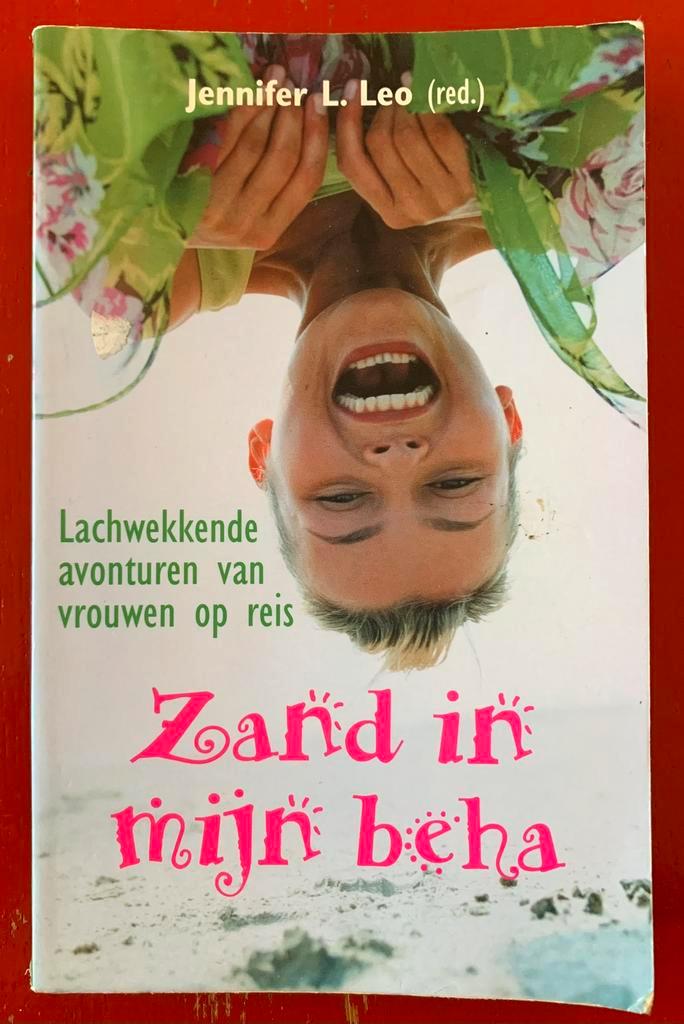 Zand in Mijn Beha - Lachwekkende Avonturen van Vrouwen …, Boeken, Reisverhalen, Gelezen, Ophalen of Verzenden