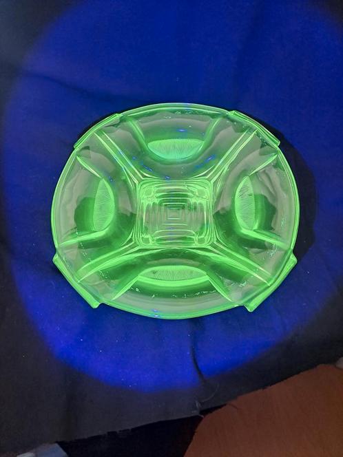 Large Uranium glass Art Deco style Bowl, 1930 Walther Sohne?, Antiek en Kunst, Antiek | Glas en Kristal, Ophalen of Verzenden