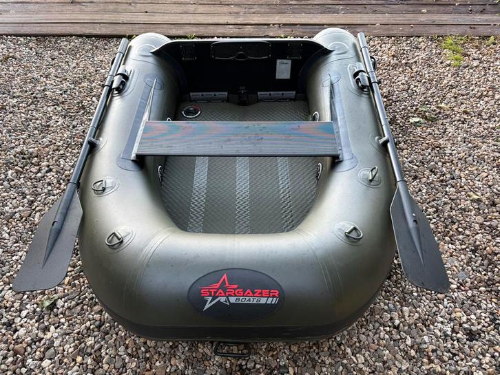 Te koop STARGAZER BOATS 160 SD LIGHTWEIGHT GREEN, Watersport en Boten, Hengelsport | Karpervissen, Nieuw, Overige typen, Ophalen