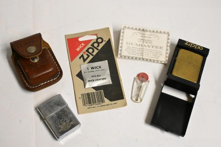 zippo 2 stuks leren tasje lont vuursteentjes, Verzamelen, Rookartikelen, Aanstekers en Luciferdoosjes, Gebruikt, Aansteker, Ophalen of Verzenden