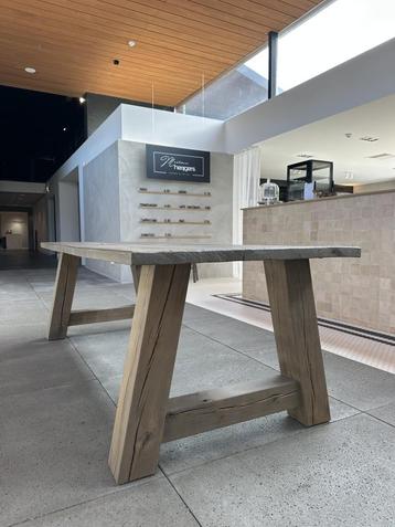 Zware massief eiken tafel 240x97cm beschikbaar voor biedingen